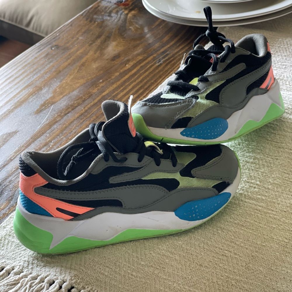 Boys Sz 1 Puma Sneaker